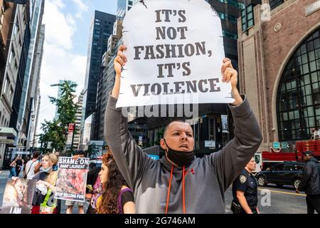 Tierschützer protestieren am 10. Juli 2021 vor dem Designergeschäft Yves Saint Laurent in New York City. Die Aktivisten fordern das Luxuslabel auf, sich der Canada Goose and Saks Fifth Avenue anzuschließen, die kürzlich bekannt gab, dass sie den Verkauf von Pelzprodukten in ihren Geschäften auslaufen lassen würden. (Foto von Gabriele Holtermann/Sipa USA) Quelle: SIPA USA/Alamy Live News Stockfoto