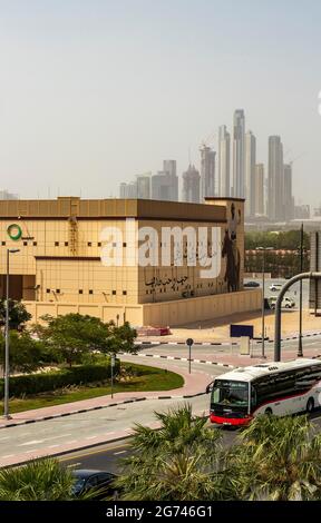 Dubai, VAE - 07.10.2021 eine der Straßen in Dubai mit Baustellen im Hintergrund Stockfoto