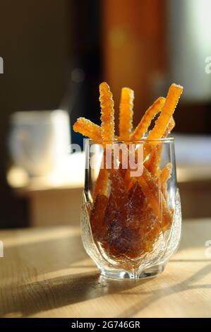 Gelbe Orangenmarmelade im Glas Stockfoto