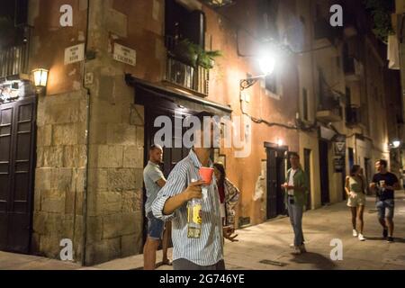 Barcelona, Spanien. Juli 2021. Mann mit alkoholischen Getränken auf der Straße gesehen. Die Regierung Kataloniens kündigte am letzten Tag des 6. Juli die Schließung des Nachtlebens in Innenräumen an, eine Maßnahme, die am Wochenende aufgrund der Bedrohung durch die fünfte Welle von Covid-19 begann. In den Straßen von Barcelona hat die Polizei Menschen, die in Menschenmengen getrunken haben, vertrieben. Kredit: SOPA Images Limited/Alamy Live Nachrichten Stockfoto