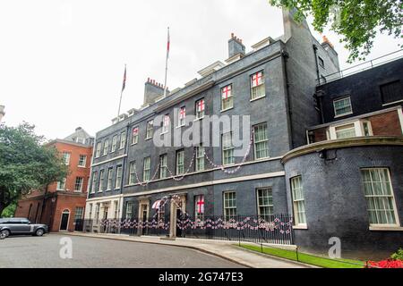 London, Großbritannien. Juli 2021. 10 Downing Street, London vor dem UEFA-EM 2020-Finale zwischen England und Italien im Wembley-Stadion wurde der offizielle Wohnsitz und das Büro des britischen Premierministers mit englischen Flaggen geschmückt. (Foto von Dave Rushen/SOPA Images/Sipa USA) Quelle: SIPA USA/Alamy Live News Stockfoto