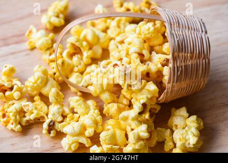 Hausgemachter Mais Popcorn im Korb, Heap von köstlichem Popcorn süß Stockfoto