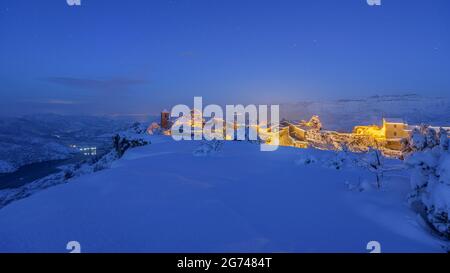 Siurana Dorf in einer schneereichen Winternacht nach einem starken Schneefall (Priorat, Tarragona, Katalonien, Spanien) ESP: Vista del Pueblo de Siurana de noche Stockfoto