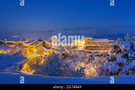 Siurana Dorf in einer schneereichen Winternacht nach einem starken Schneefall (Priorat, Tarragona, Katalonien, Spanien) ESP: Vista del Pueblo de Siurana en invierno Stockfoto