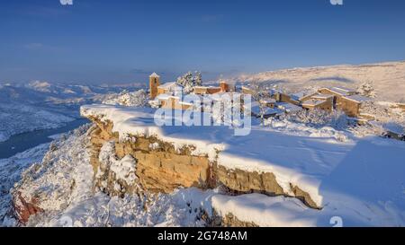 Siurana Dorf in einem Winter verschneiten Sonnenaufgang nach einem starken Schneefall (Priorat, Tarragona, Katalonien, Spanien) ESP: Vista del Pueblo de Siurana al amanecer Stockfoto