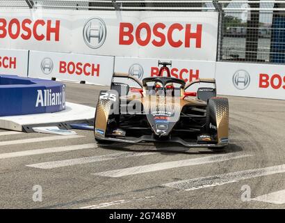 New York, NY - 10. Juli 2021: Jean-Eric Vergne (25) vom DS TECHEETAH-Team fährt im Qualifying-Rennen der ABB Formel-E-Weltmeisterschaft New York E-Prix in Red Hook mit dem Auto Stockfoto