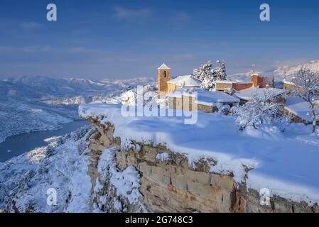 Siurana Dorf in einem Winter verschneiten Sonnenaufgang nach einem starken Schneefall (Priorat, Tarragona, Katalonien, Spanien) ESP: Vista del Pueblo de Siurana al amanecer Stockfoto