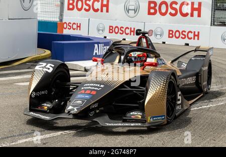 New York, Usa. Juli 2021. Jean-Eric Vergne (25) vom DS TECHEETAH Team fährt am 10. Juli 2021 im Qualifying-Rennen der ABB Formel E Weltmeisterschaft New York E-Prix auf dem Red Hook Brooklyn Street Circuit in New York mit dem Auto. (Foto von Lev Radin/Sipa USA) Quelle: SIPA USA/Alamy Live News Stockfoto