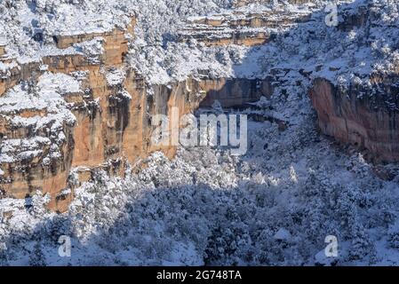 Schneebedeckte Siuranella-Klippen im Winter, vom Dorf Siurana aus gesehen (Priorat, Tarragona, Katalonien, Spanien) ESP: Acantilados de Siuranella nevados en invierno Stockfoto