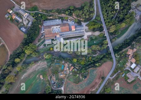 Luftaufnahme der Firmenstadt Cal Forcada und des Flusses Llobregat in Navàs (Bages, Barcelona, Katalonien, Spanien) ESP: Vista aérea de Cal Forcada Stockfoto