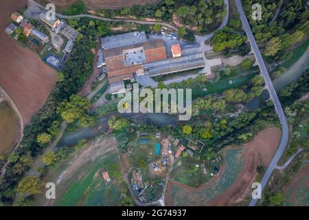 Luftaufnahme der Firmenstadt Cal Forcada und des Flusses Llobregat in Navàs (Bages, Barcelona, Katalonien, Spanien) ESP: Vista aérea de Cal Forcada Stockfoto