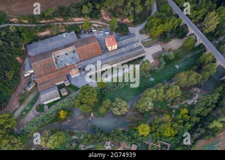 Luftaufnahme der Firmenstadt Cal Forcada und des Flusses Llobregat in Navàs (Bages, Barcelona, Katalonien, Spanien) ESP: Vista aérea de Cal Forcada Stockfoto