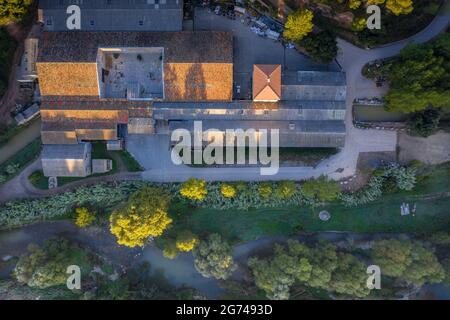 Luftaufnahme der Firmenstadt Cal Forcada und des Flusses Llobregat in Navàs (Bages, Barcelona, Katalonien, Spanien) ESP: Vista aérea de Cal Forcada Stockfoto