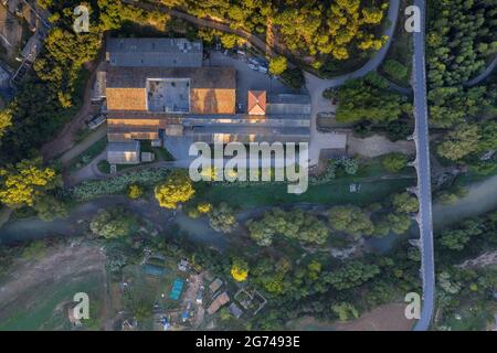 Luftaufnahme der Firmenstadt Cal Forcada und des Flusses Llobregat in Navàs (Bages, Barcelona, Katalonien, Spanien) ESP: Vista aérea de Cal Forcada Stockfoto