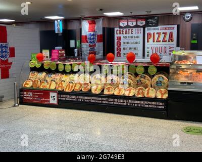 Asda Pizza-Abteilung in Colindale, London Stockfoto