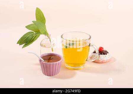 Tasse Salbei Kräutertee, frische Salbeiblätter, Honig und Zitrone. Hausmittel. Stockfoto