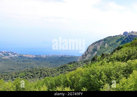 Blick von der Aussichtsplattform auf Jalta, Krim. Und die Spitze von Ai-Petri. Stockfoto
