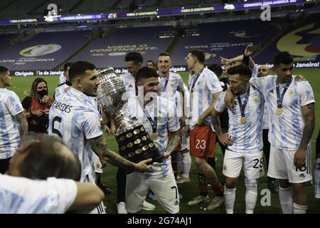 Rio de Janeiro, Rio de Janeiro, Brasilien. Juli 2021. (SPO) Argentinien Champion von Copa America. 10. Juli 2021, Rio de Janeiro, Brasilien: Argentiniens Spieler feiern den Copa-America-Titel nach einem Sieg über Brasilien im Jahr 1-0 im Fußballspiel, das am Samstagabend (10) im Maracana-Stadion in Rio de Janeiro stattfand. Quelle: Leco Viana/TheNews2 Quelle: Leco Viana/TheNEWS2/ZUMA Wire/Alamy Live News Stockfoto