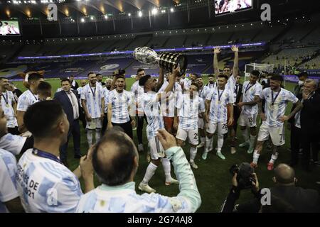 Rio de Janeiro, Rio de Janeiro, Brasilien. Juli 2021. (SPO) Argentinien Champion von Copa America. 10. Juli 2021, Rio de Janeiro, Brasilien: Argentiniens Spieler feiern den Copa-America-Titel nach einem Sieg über Brasilien im Jahr 1-0 im Fußballspiel, das am Samstagabend (10) im Maracana-Stadion in Rio de Janeiro stattfand. Quelle: Leco Viana/TheNews2 Quelle: Leco Viana/TheNEWS2/ZUMA Wire/Alamy Live News Stockfoto