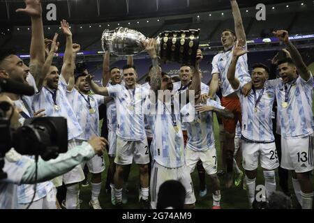 Rio de Janeiro, Rio de Janeiro, Brasilien. Juli 2021. (SPO) Argentinien Champion von Copa America. 10. Juli 2021, Rio de Janeiro, Brasilien: Argentiniens Spieler feiern den Copa-America-Titel nach einem Sieg über Brasilien im Jahr 1-0 im Fußballspiel, das am Samstagabend (10) im Maracana-Stadion in Rio de Janeiro stattfand. Quelle: Leco Viana/TheNews2 Quelle: Leco Viana/TheNEWS2/ZUMA Wire/Alamy Live News Stockfoto