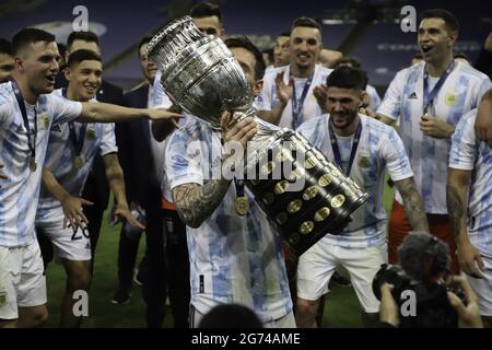 Rio de Janeiro, Rio de Janeiro, Brasilien. Juli 2021. (SPO) Argentinien Champion von Copa America. 10. Juli 2021, Rio de Janeiro, Brasilien: Argentiniens Spieler feiern den Copa-America-Titel nach einem Sieg über Brasilien im Jahr 1-0 im Fußballspiel, das am Samstagabend (10) im Maracana-Stadion in Rio de Janeiro stattfand. Quelle: Leco Viana/TheNews2 Quelle: Leco Viana/TheNEWS2/ZUMA Wire/Alamy Live News Stockfoto