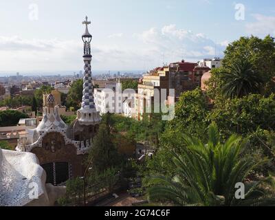 Wunderbares Stadtbild der europäischen Stadt Barcelona im spanischen Katalonien-Viertel, wolkiger blauer Himmel an 2019 warmen sonnigen Sommertagen im September. Stockfoto