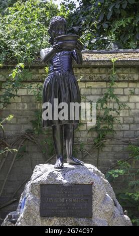 LONDON, VEREINIGTES KÖNIGREICH - 23. Jun 2021: Lady Henry Somerset Memorial im Victoria Embankment Garden. Es zeigt ein Mädchen mit einer Schüssel und ist eine Trinkquelle Stockfoto