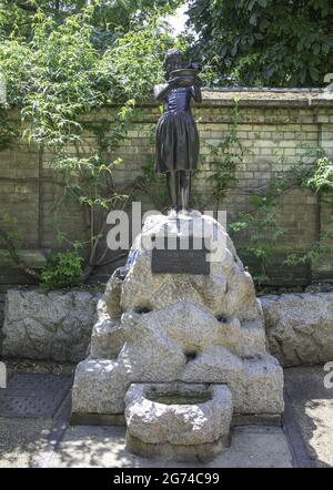 LONDON, VEREINIGTES KÖNIGREICH - 23. Jun 2021: Lady Henry Somerset Memorial im Victoria Embankment Garden. Es zeigt ein Mädchen mit einer Schüssel und ist eine Trinkquelle Stockfoto