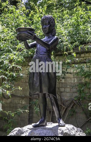 LONDON, VEREINIGTES KÖNIGREICH - 23. Jun 2021: Lady Henry Somerset Memorial im Victoria Embankment Garden. Es zeigt ein Mädchen mit einer Schüssel und ist eine Trinkquelle Stockfoto