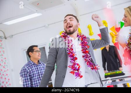 Kaukasischen Boss tanzen im Büro Party Spaß haben Feier-Veranstaltung genießen. Stockfoto