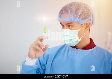 Arzt testet neues Impfstoffkonzept. Wissenschaft männliche Hand halten und Blick auf medizinische Nadel Spritze. Stockfoto
