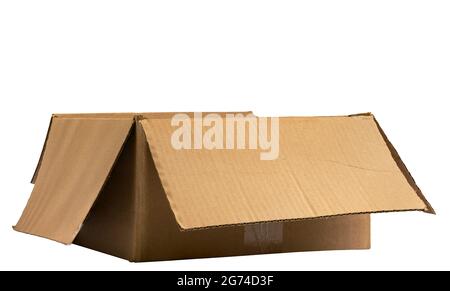 Isolierte braune Papierkiste auf weißem Hintergrund, alte geöffnete Kiste, hartes Krepppapier. Breite und kurze Form gebrauchte Container große Box, Seitenansicht. Beschneidungspfad Stockfoto
