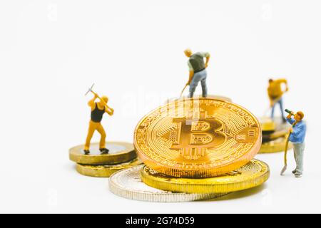 Bitcoin Miner Miniatur Arbeiter Modell graben digitales Geld oder Kryptowährung Konzept. Menschen arbeiten an Münze Bitcoins Krypto Währung auf weißem Backgr Stockfoto