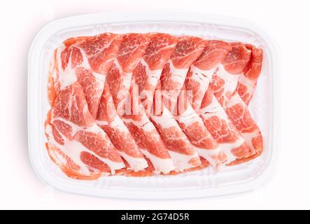 Draufsicht Bild mit Beschneidungspfad in Datei, dünne geschnitten frisches Schweinefilet oder Hals Teil in weißen Kunststoffbox. Schöne Farbe von frischem Bio-Schweinefleisch Stockfoto