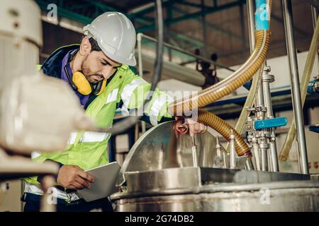 Fabrikarbeiter Ingenieur Mitarbeiter arbeiten in gefährlichen Umgebungen Konzept, Überprüfung der chemischen Kesseltank. Stockfoto