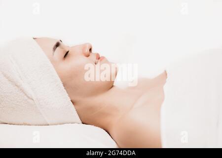 Asiatische Frauen schlafen Entspannen Sie sich für Schönheit Gesichts Gesundheit Hautpflege und Haarbehandlung im Spa Salon. Stockfoto