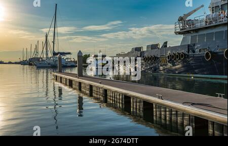 Pattaya, Thailand - Nov 25, 2017 Perspektive leerer Yacht-Slip in Sunset at Marina Stockfoto