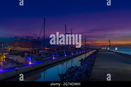 Pattaya, Thailand - Nov 25, 2017 Perspektive Anlegestelle oder Slip im späten Sonnenuntergang am Yachthafen Stockfoto