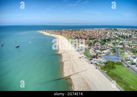 East Beach in Selsey West Sussex mit kleinen Booten am breiten Kiesstrand. Luftaufnahme. Stockfoto