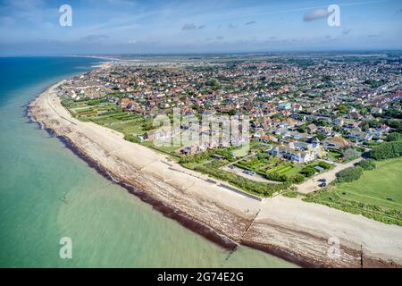 Selsey Bill Luftaufnahme über South Beach und den beliebten Badeort Selsey in West Sussex. Stockfoto