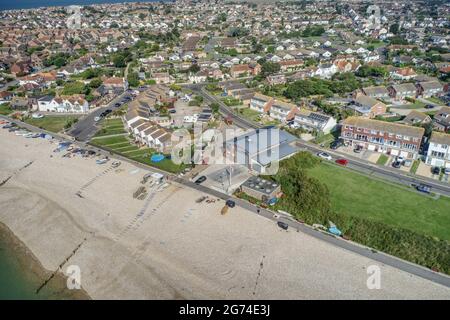 Luftaufnahme der Selsey Lifeboat Station, die von der RNLI am East Beach betrieben wird. Stockfoto