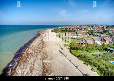 Luftaufnahme über Südstrand und die beliebte Küstenstadt Selsey in West Sussex in Südengland. Stockfoto