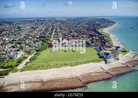 Luftaufnahme von Selsey Bill mit Blick nach Norden entlang East Beach vom Spielfeld an einem schönen englischen Sommertag. Stockfoto