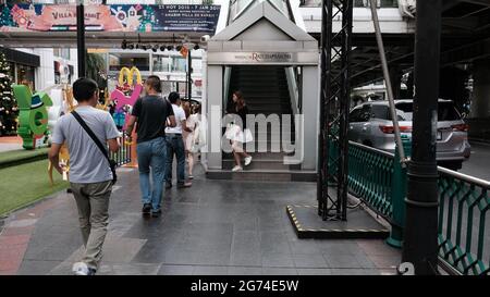 Eingangstreppe zum BTS Sukhumvit Chit Lom Skytrain Skywalk Bangkok Thailand Stockfoto