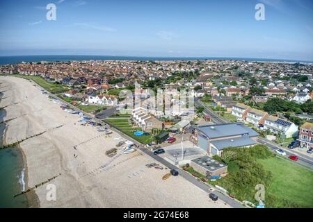 East Beach in Selsey West Sussex mit kleinen Booten Reihen sich an diesem beliebten Touristenziel am breiten Kiesstrand an. Luftaufnahme. Stockfoto