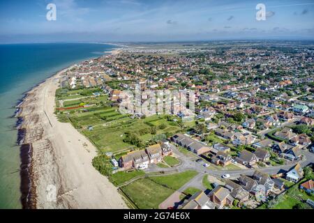 Selsey Bill Luftaufnahme über South Beach und den beliebten Badeort Selsey in West Sussex. England. Stockfoto