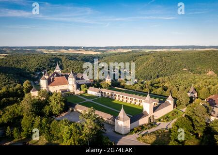 Rosenburg im Kamptal des Waldviertels in Niederösterreich. Luftaufnahme zum berühmten Schloss und Wahrzeichen am Kamp in der Nähe von Eggenbur Stockfoto