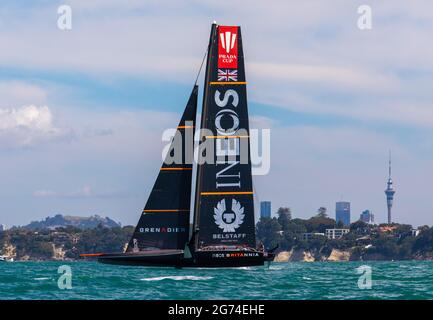 Prada Cup Finale, Ineos Team UK (UK) im Rennen 7. Waitemata Harbour, Auckland, Neuseeland, 21. Februar 2021. Stockfoto