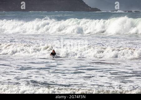 Der australische Surfer fährt mit großen Wellen am Palm Beach in Sydney, Australien, ans Ufer Stockfoto