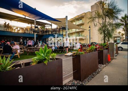 Menschen Essen Und Spielen Im Mike Hess Brewing Brewpub In Imperial Beach Stockfoto